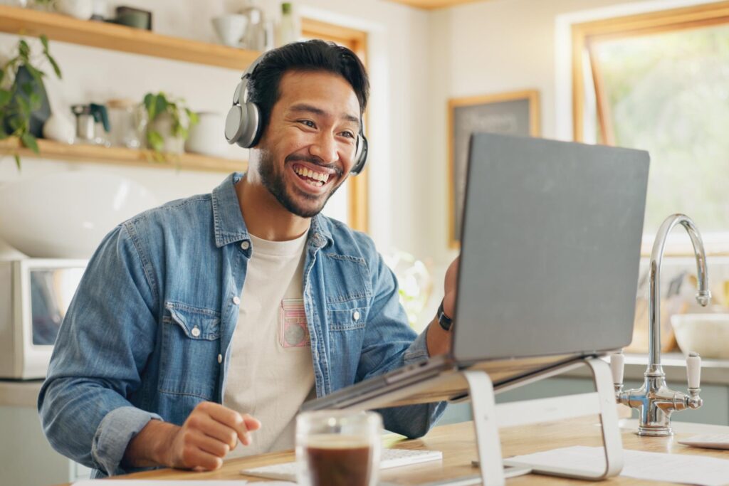 Choosing the Right Laptop or MacBook for Remote Work and Home Office Setups